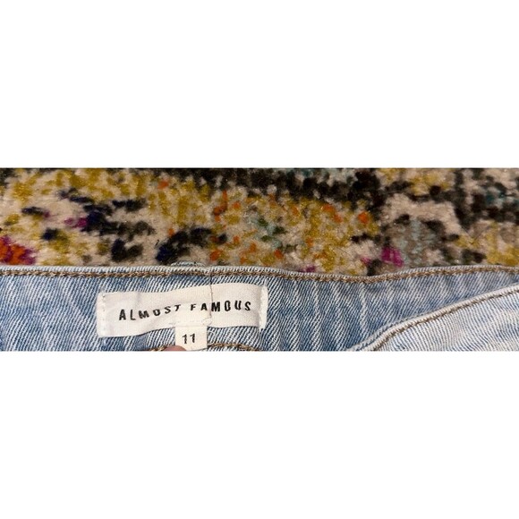 Almost famous Jean shorts - Picture 2 of 3